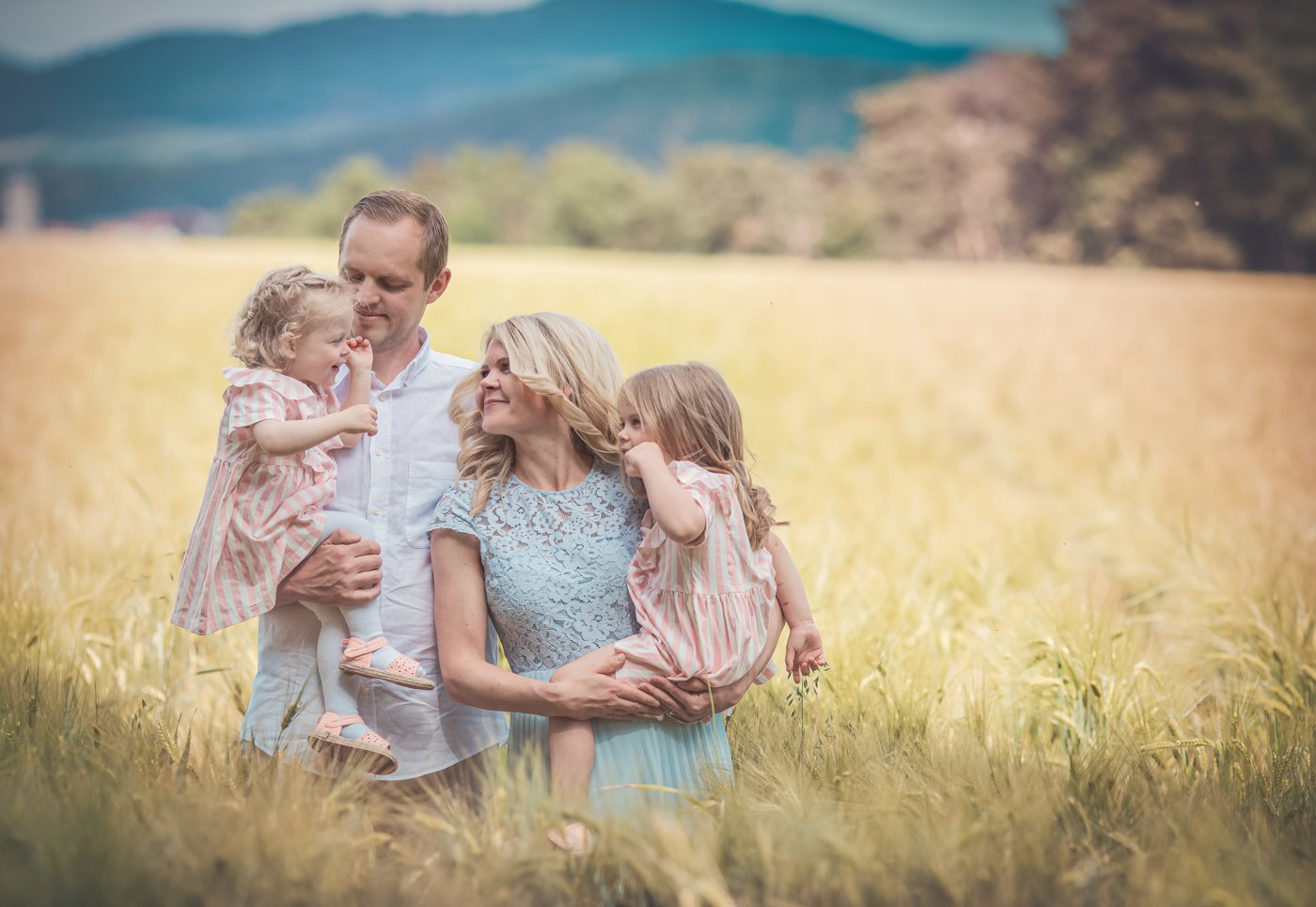 Familie hinter FeelGood FeWo in einem Kornfeld