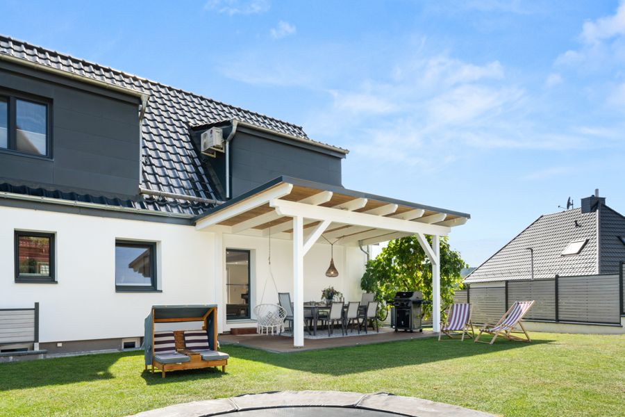Gartenansicht mit überdachter Terrasse am Premium Ferienhaus Schauenburg