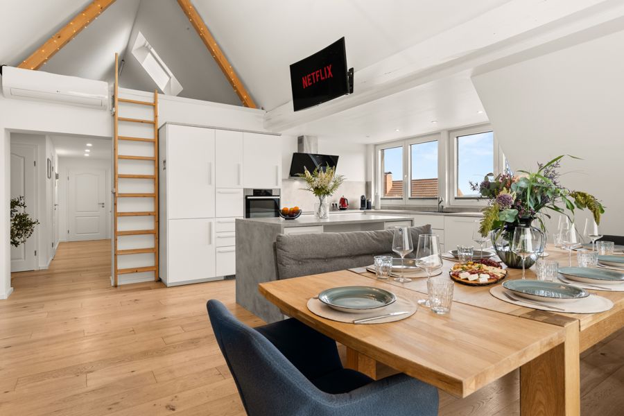 Loft-Wohnbereich mit Essplatz und Küche im Premium Ferienhaus Schauenburg