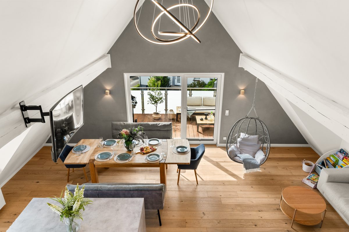 Loft-Wohnbereich mit Dachschräge im Premium Ferienhaus Schauenburg