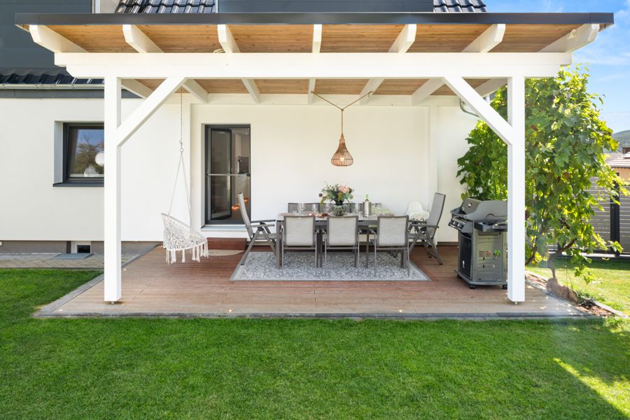 Überdachte Terrasse mit Grill und Sitzgruppe am Premium Ferienhaus Schauenburg