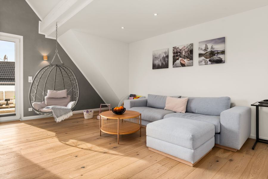 Wohnbereich mit Hängesessel im Premium Ferienhaus Schauenburg